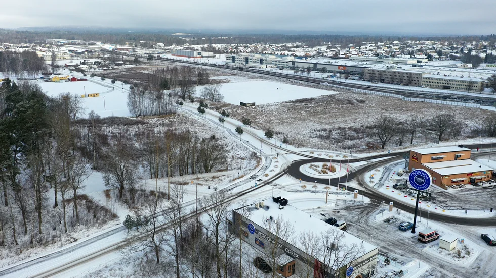 "Alla de kostsamma utredningar som gjorts genom åren, måste väl rimligen ha resulterat i någon slags plan för att verkställa projektet." skriver insändarskribenten.