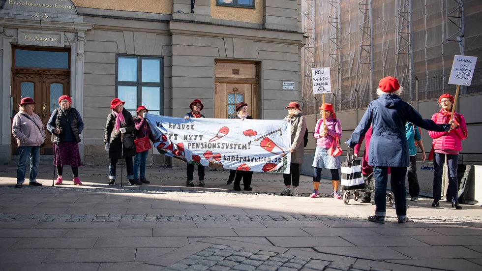 Pensionärer som protesterar utanför riksdagen mot låga pensioner. Arkivbild.