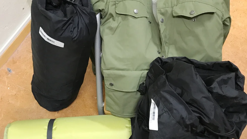 Utrustning för friluftsliv ingår i det som polisen beslagtog efter husrannsakan i en misstänkt hälares hem.