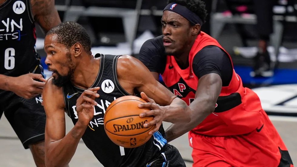 Brooklyns Kevin Durant tar sig förbi Torontos Pascal Siakam.