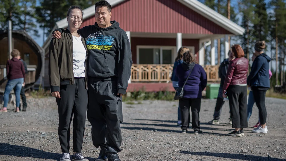Viola och Mikael Lundström arbetade båda två i fabriken. De har just skrivit på kontraktet för att köpa hus och de har ett barn som är ett och ett halvt år gammalt. "Jobbet var en trygghet, men den tryggheten har svävat iväg", säger Mikael Lundström.