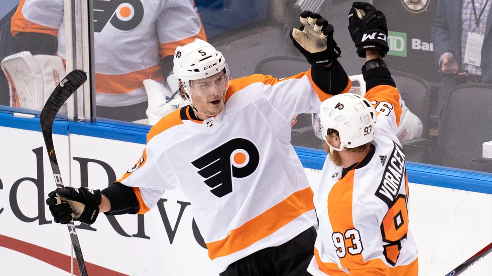 Philadelphias Philippe Myers, vänster, avgjorde i förlängningen mot New York Islanders. Arkivbild.
