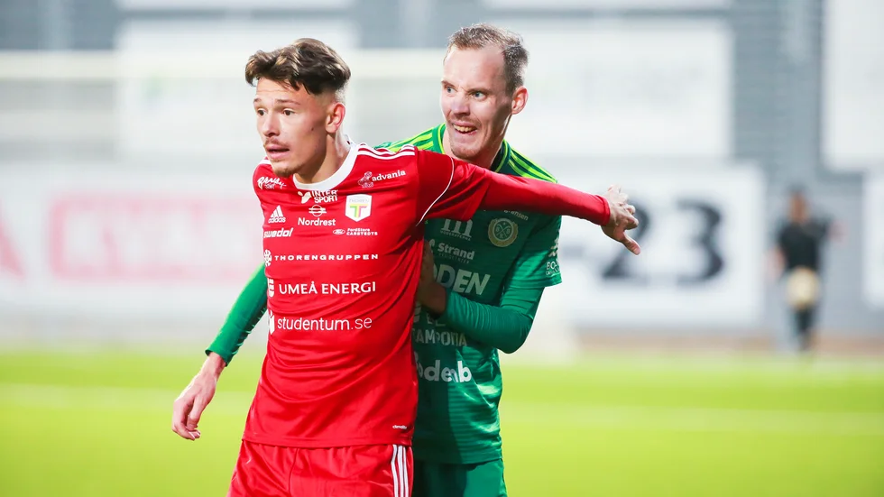 Andreas Wärja, i grönt, har skrivit på ett nytt tvåårsavtal med Bodens BK. 