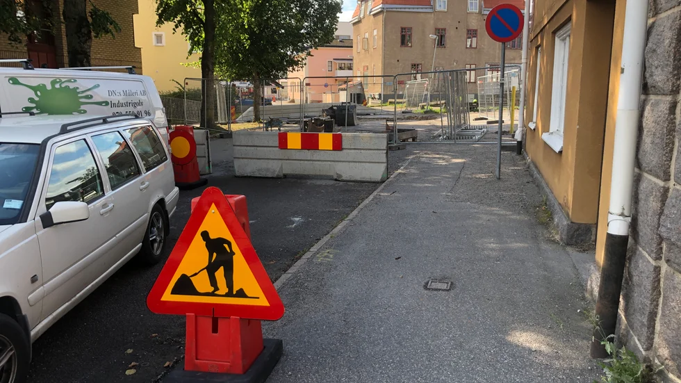 Jonas Wenströms väg i Finspångs centrum är uppgrävd och avstängd.