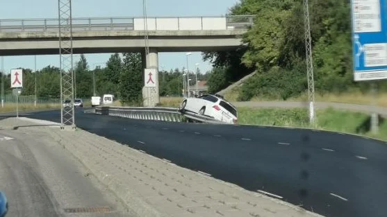 Bilen hamnade på skyddsräcket på Haningeleden.