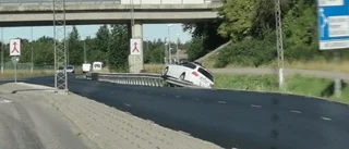 Personbil hamnade på vägräcke  