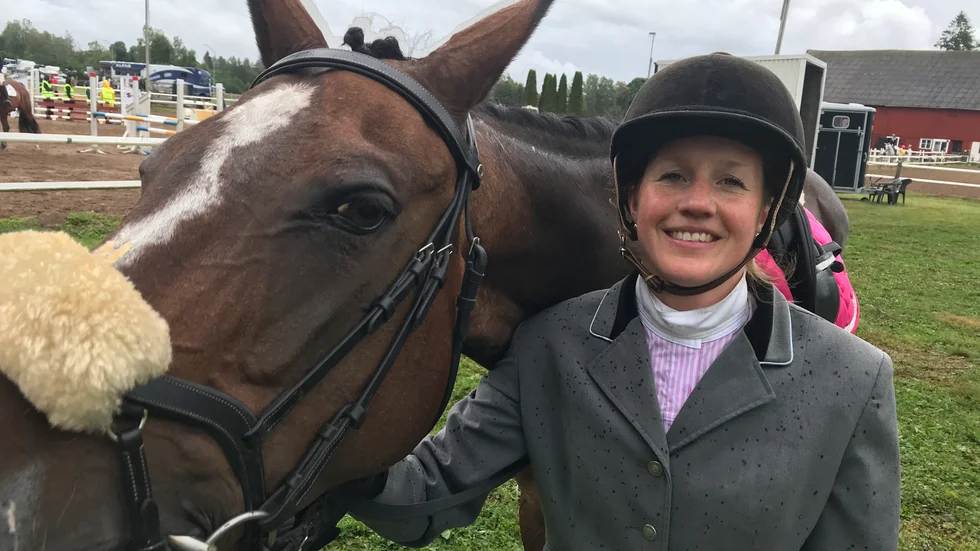 Maria Karlsson och hästen Anna Pavlova från hemmaklubben har genomfört sina två starter på lördagen. Äntligen var det hopptävlingar igen på Nykyrka ridklubb, första gången sedan coronakrisen briserade.