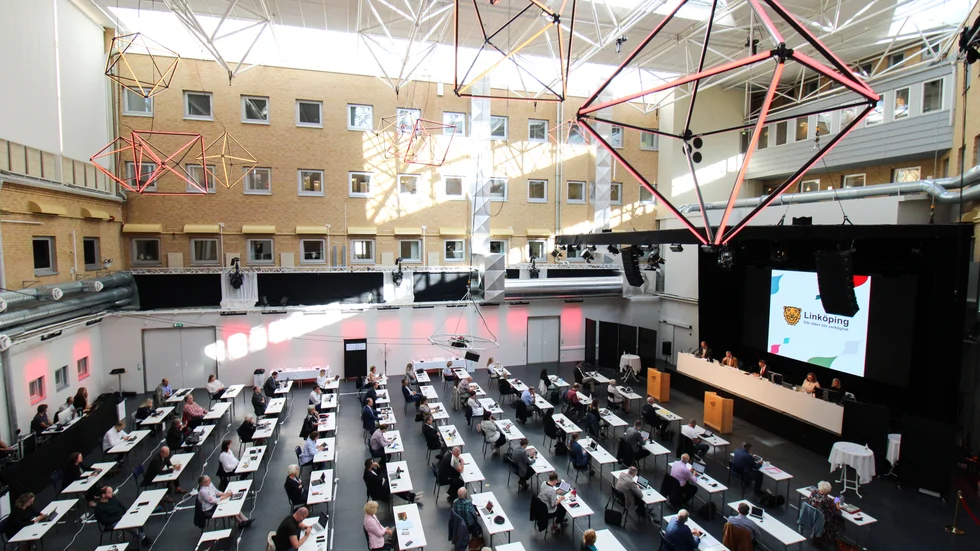 Ett kommunfullmäktige i lokalen Garden i Konsert och Kongress, där även mötet som insändaren handlar om hölls.