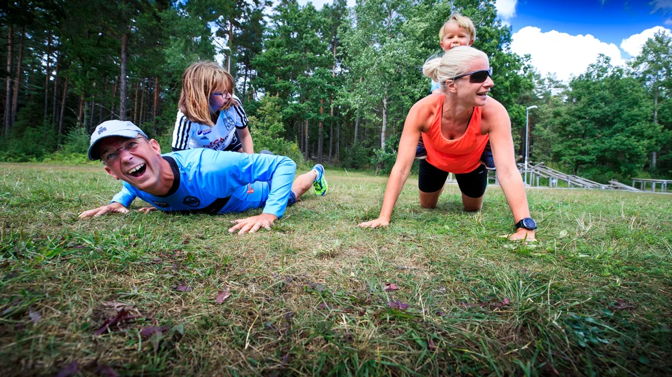 Carl och Åsa Miemois är ofta ensamma om att ha med sig barnen på triathlon-träningarna med klubben. De hoppas att i framtiden få utöva någon idrott tillsammans med dem.