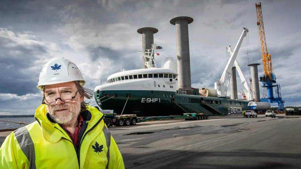 Det vinddrivna fartyget E-ship 1 var det första i sitt slag i världen. Förutom vindkraft drivs det av dieselmotorer. "Det är väldigt bekvämt ombord jämfört med på vanliga lastfartyg", säger kaptenen Mathias Menge.