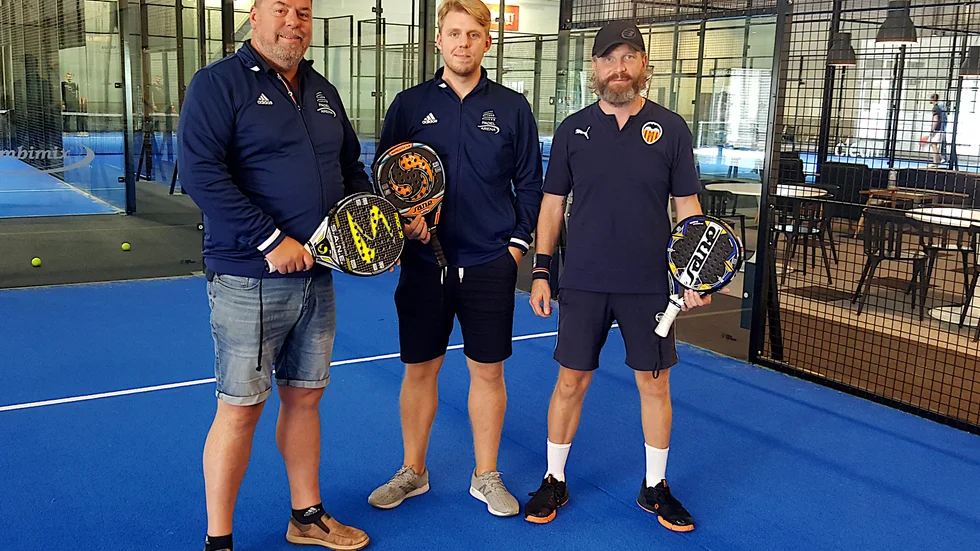 Hallchefen Joacim Sätre i mitten på bilden från ett tidigare reportage från Enköpings Padel Arena. Joacim Sätre är mycket positiv till beskedet att padel är på väg in i Riksidrottsförbundet. Han flankeras av Mikael Sätre, till vänster, och Fredrik Lindblad. 