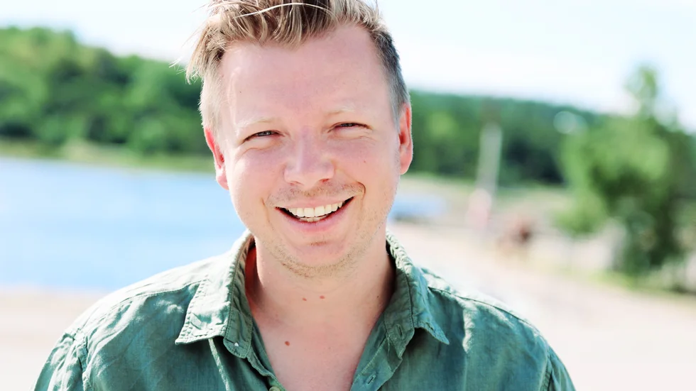 Emanuel Karlsten är född i Stockolm men växte upp på Gotland.