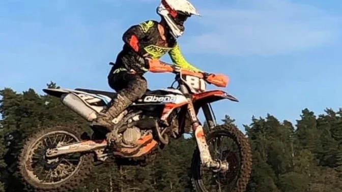 SMK Motalas Max Lövgren toppar USM i motocross efter två deltävlingar av tre. Han vann båda helgens heat i Enköping.