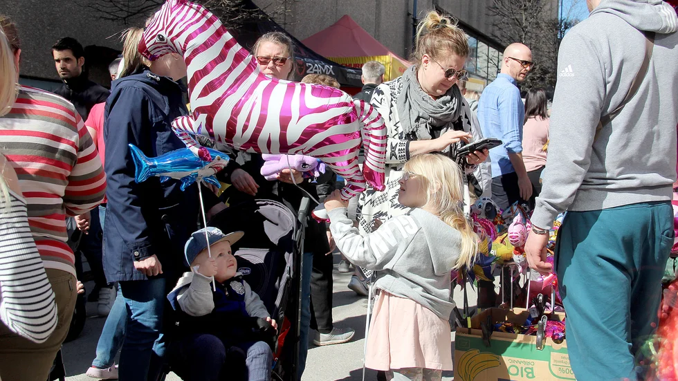 Fullt med folk på vårmarknaden 2019. Men 2020 var det inte lika roligt. Inställt och en förlust för arrangörsföreningarna Enköpings IS och Enköpings Brottarklubb. De är två som får coronastöd.