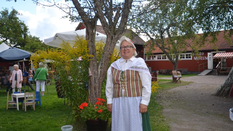 Kerstin Betschart iklädd Trosa-Vagnhärads traditionella folkdräkt. Hon har drivit Garvaregården ihop med sin son Sebastian i två år. 