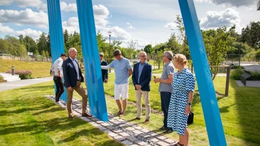 Invigning. Här syns bland annat Olov Holst, kommunstyrelsen ordförande, Lars Björling, kultur- och fritidsnämndens ordförande och Mikael Falk, son till Lars-Erik Falk.