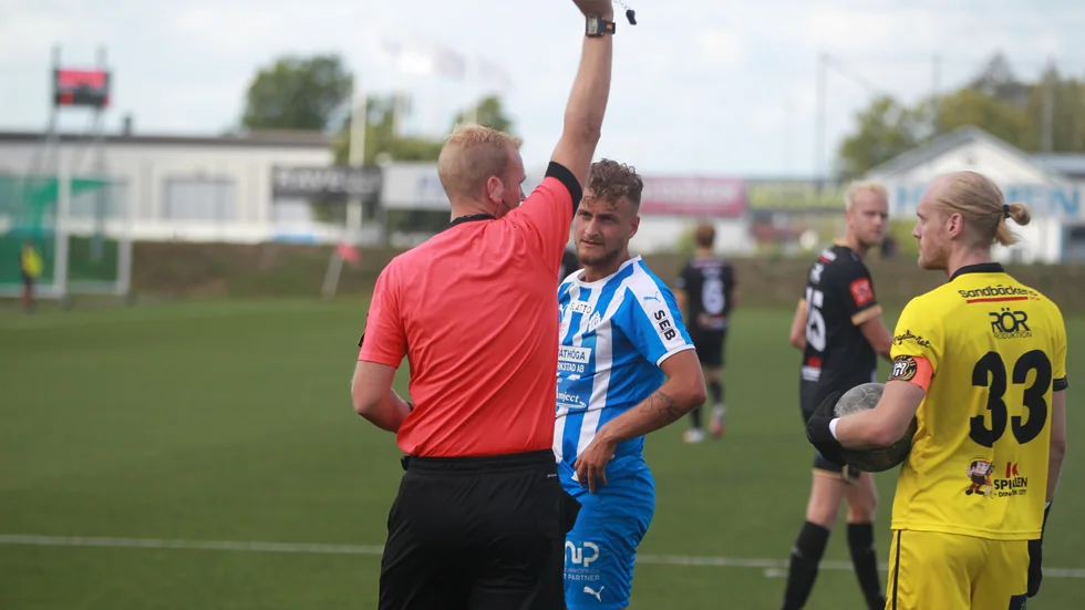 Den här domaren, som dömer en fastlandsmatch, är inte nådig.