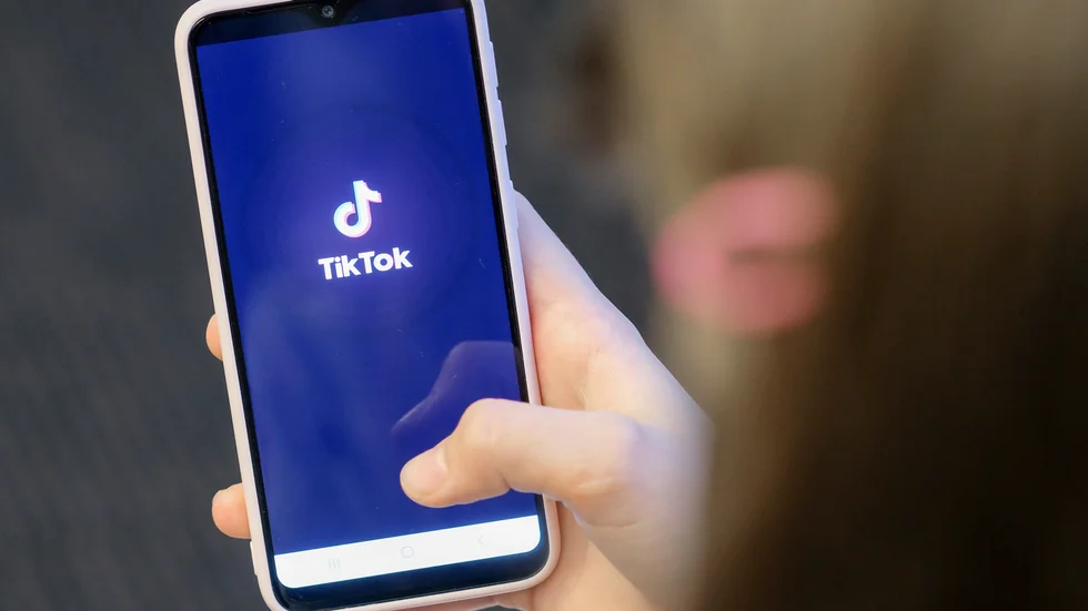 Inget hindrar försvarsanställda från att ladda hem den kontroversiella appen Tiktok till sina tjänstemobiler. Arkivbild.