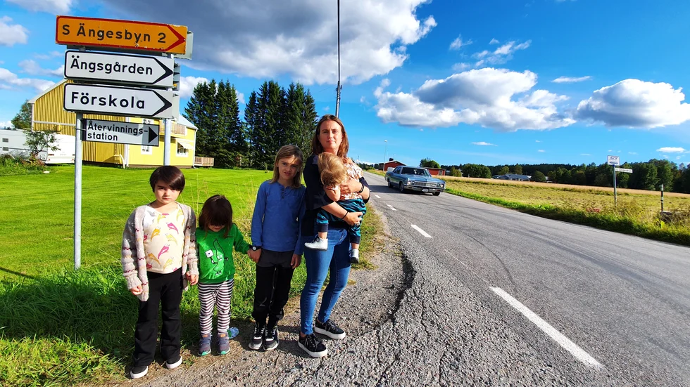 Vägen genom byn är smal och bilisterna håller hög hastighet. Nu kräver Ängesbyborna säkerhetsåtgärder. Här Maria Ahlbäck med barnen Elise, Mira, Jeff och Noor. Observera att bilen på bilden inte har något direkt samband med texten.