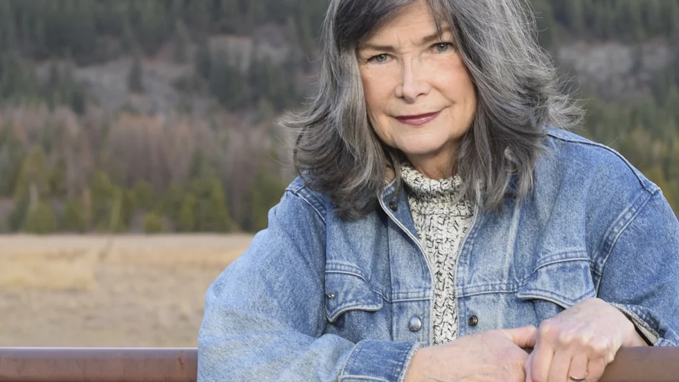 Delia Owens debutroman "Där kräftorna sjunger"  blev USA:s mest sålda bok 2019, och när den nu finns tillgänglig på svenska är det lätt att förstå varför, menar Kurirens recensent Simon Olofsson.