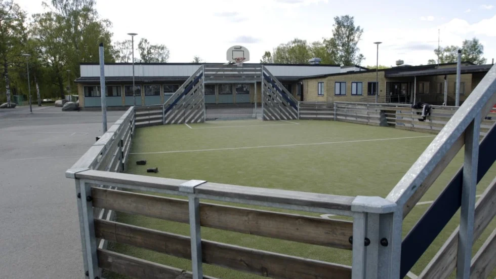 Oväsen från multiarenan har under flera år stört Sävstaskolans grannar.