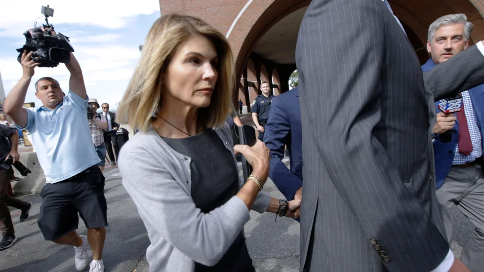 Lori Loughlin utanför en domstol i Boston förra året. Arkivbild.