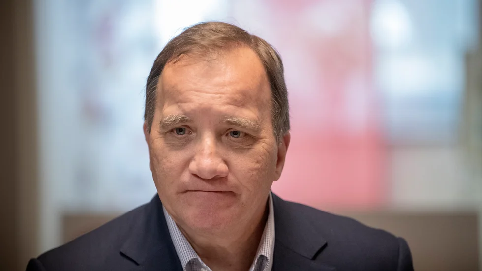Med anledning av regeringskrisen håller statsministern pressträff. 
