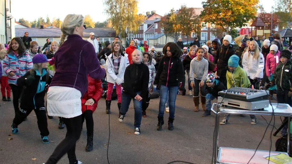 Fullt ös när Norra skolan kör Tabata på skolgården under ledning av Petra Nordquist.