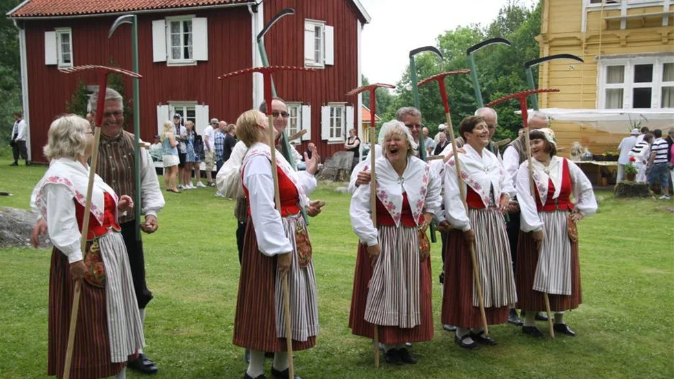 Alvastragillets liemän uppvaktar räfserskorna i skördedansen i Ödeshögs hembygdsgård.