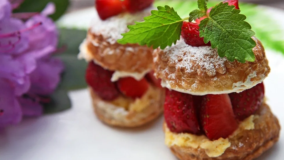 Lägg ner lite tid på din jordgubbsdessert och det blir hur gott och vackert som helst. Smördeg, vaniljkräm och färska jordgubbar trivs utmärkt tillsammans. 
Foto: Dan Strandqvist