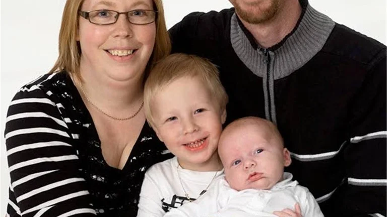 Anna Karlsson och Tobias Larsson, Motala, fick den 20/3 sonen Alvin. Längd 50 cm, vikt 4 230 g. Storebror heter Oscar, 3 år.