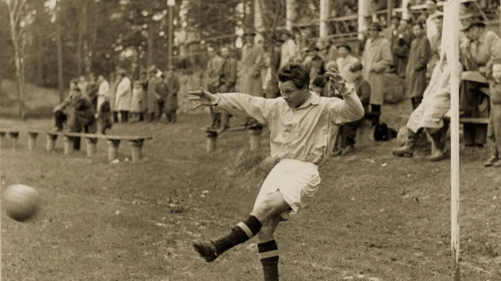 Action. Fred Aust slår en hörna på idrottsplatsen Olympia, tidigt 1950-tal.