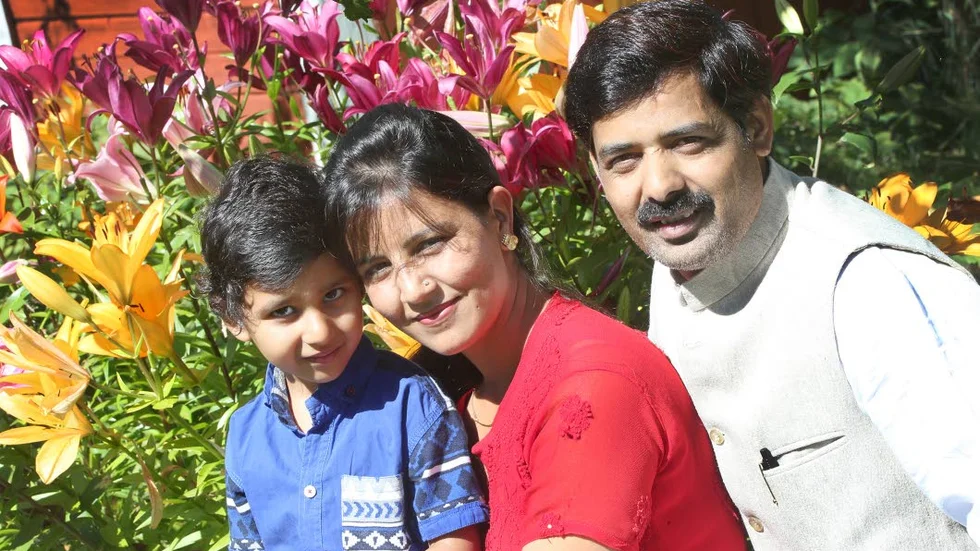 Familjen. Treåriga Om tillsammans med mamma Meenakshi och pappa Nandlal.