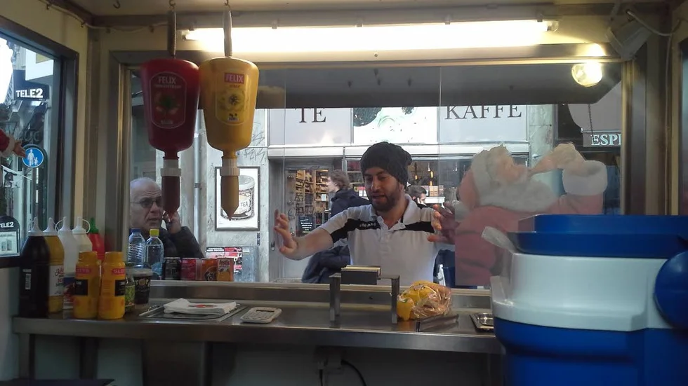 Tar bort luckan. Adam Mohamed Jaber blev försenad på fredagen, han måste fixa grejer efter inbrottet.