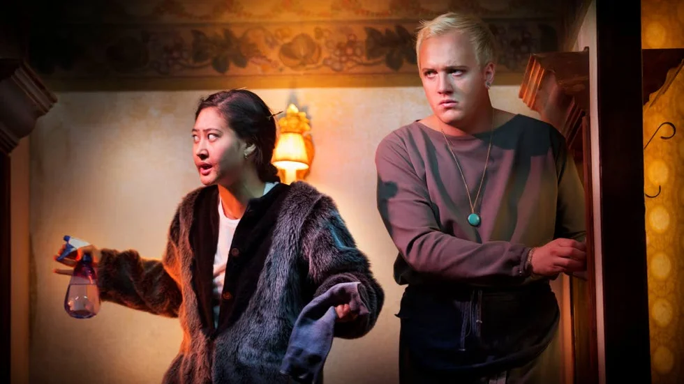Öde hus. Lisa Hu Yu spelar Ollsi, medan Martin Waerme är föräldern Pupi.