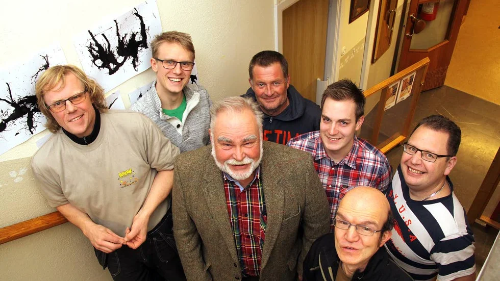 Uppåt. Lars Schedenborg (i mitten), draglok i försöken att köpa skolan. Han flankeras av Ulrik Saanum och Rick Veen samt Christoffer Saanum, Milcko Janssen, Marcus Andersson och Lars Karlsson i Växtkraft Björkfors.
