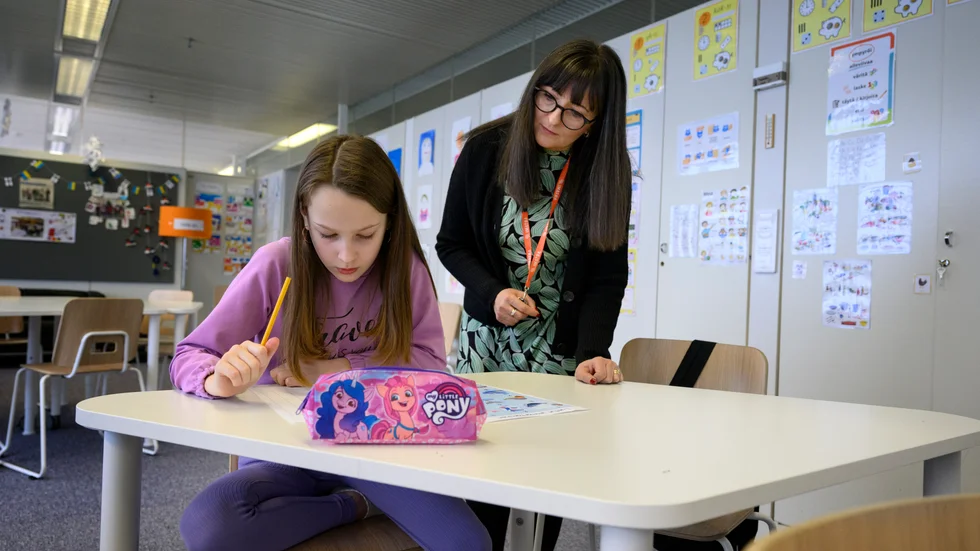 Tioåriga Ilona från Ukraina får hjälp i klassrummet i Imatra i Finland. "Precis som många av de andra barnen har Ilona dessutom ukrainsk online-skola när hon kommer hem", säger läraren Irina Tyyskä.