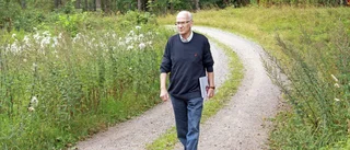Han kröner husbygge med bok