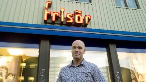 "Vi har lagt ner mycket pengar och möda på att renovera och modernisera lokalerna. Men om det blir stora hyreshöjningar eller om den nya ägaren har andra planer för fastigheten så flyttar vi till andra lokaler i centrum", säger Christer Ridderstråle, platschef på Erikssons frisersalong som funnits i samma lokaler i 59 år.