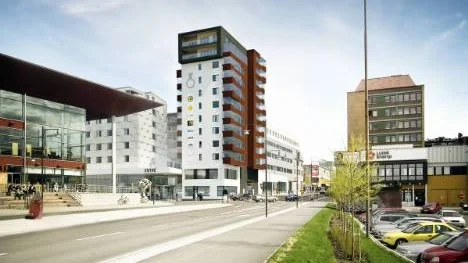 Så här kommer det att se ut för den som kommer på Smedjegatan upp mot Storgatan. Kulturens hus får en hög granne i form av ett hotell med konferensanläggning.