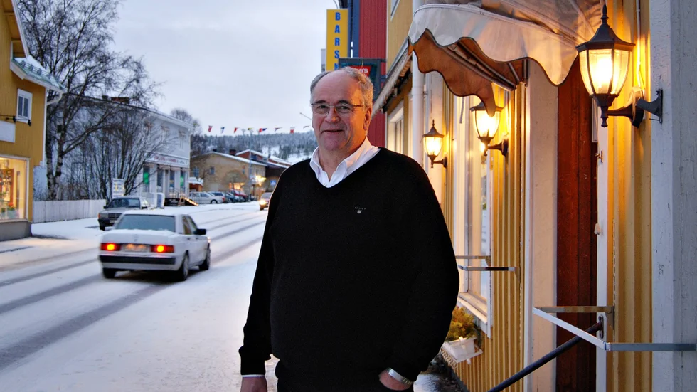 Klädhandlaren Henrik Engström tror att man med satsningar på gatubelysningen skulle kunna skapa en utomhusgalleria i Bränna. FOTO: Tobias Ahlén