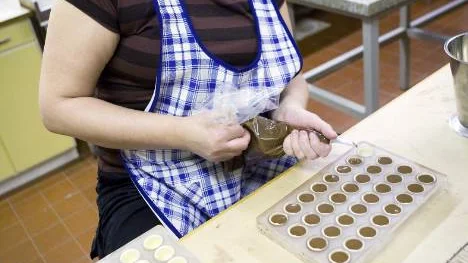 Vardag i Vojakkala. Helena Lundmark, 41, jobbar som chocolatier. I går tillverkade hon praliner med hjortronfyllning i källaren till Palogården. FOTO: PÄR BÄCKSTRÖM FOTO: Pär Bäckström