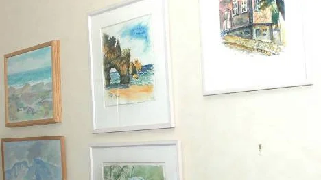 Detaljrika akvareller pryder Ingemar Jansons hem och var tavla har sin speciella historia.