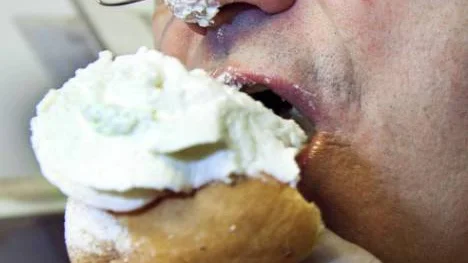 Maja Gräddnos? Så här ska en semla ätas!
