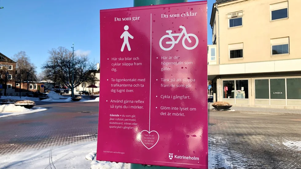 En del katrineholmare behöver läsa på hur de ska ta sig fram i Kvarnenkorsningen. Kommunens trafikplanerare kan inte ta hela smällen för besvären i korset. 