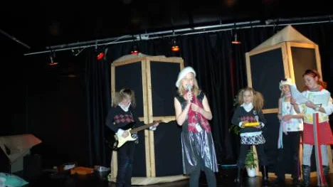 Agnes Häggman bjöd på lite sång. Med i bandet var också Julia Lindgren och Emilia Larsson på gitarr och keyboard. I bakgrunden syns också Mia Bergqvist och Ebba Vikström.
