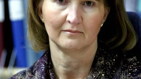 "När männens jobb hotas slår man på stora trumman. När kvinnor blir arbetslösa går det obemärkt förbi", säger Lena Heikka, lokal ordförande i Lärarnas riksförbund.