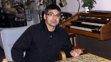 Hemed Najib Farid har gett sig på ett 1000-bitarspussel. Varje lagt pussel pryder väggarna i lokalen, med pusslarens namn och datum för färdigställandet i nedre hörnet.