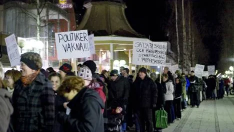 Över 400 lärare, föräldrar och elever visade sitt missnöje med planerna på att skära ned på skolans område i en manifestation i centrala Luleå på torsdagseftermiddagen. FOTO: Pär Bäckström