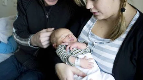 "Livet stannar väl inte för att man får barn, det är nu det roliga börjar", säger Charlotte Karlsson om att bli förälder till sonen Liam. Pappa Erik Kauppi håller med.